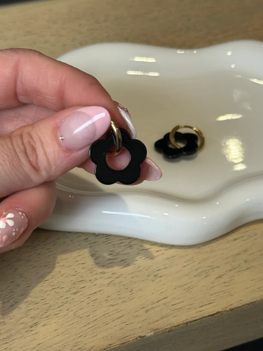 Boucles d’oreilles noir fleurs – Image 3
