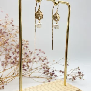 CHARME - Boucles d'oreilles traversantes, sand dollar et sa perle d'eau douce